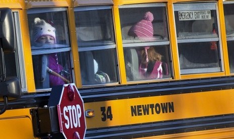 ?A student from Sandy Hook Elementary School stares out of the window of a bus that is making its way to their new school in Monroe, as they leave Newtown, Connecticut, January 3, 2013.   