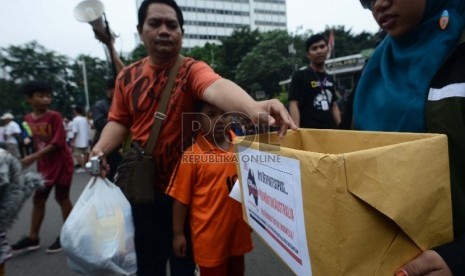 ?Aktivis dari Kesatuan Aksi Mahasiswa Muslim Indonesia (KAMMI) menggelar aksi koin untuk Australia di area Car Free Day (CFD) MH. Thamrin, Jakarta Pusat, Ahad (1/3).  (Republika/Raisan Al Farisi)