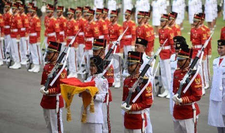 Anggota Paskibraka membawa bendera pusaka saat Upacara Peringatan Detik-detik Proklamasi 17 Agustus di Halaman Istana Merdeka, Jakarta, Senin (17/8).  (Republika/Raisan Al Farisi)