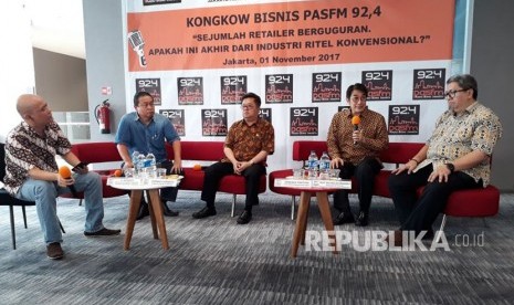 (Dari dua kiri ke kanan) Ketua Umum Asosiasi Pengusaha Pemasok Pasar Modern Indonesia Susanto, Anggota Komisi VI DPR RI Darmadi Durianto, CEO SOGO Department Store Handika Santosa, Ketua Umum Aprindo Nicholas Mandey dalam diskusi ritel di Hotel Ibis Harmoni, Rabu (1/11).