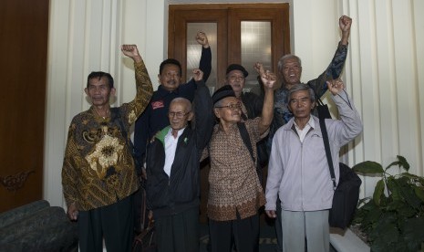 (dari kanan, baris depan) Legini, Saunar Ahmad, Kusnendar, Sudarno, (baris belakang) Bedjo Untung, Zubaidiah Hasan, Handoyo yang merupakan anggota dari Yayasan Penelitian Korban Pembunuhan (YPKP) 1965/1966 usai bertemu dengan Menkopolhukam di Kemenkopolhuk