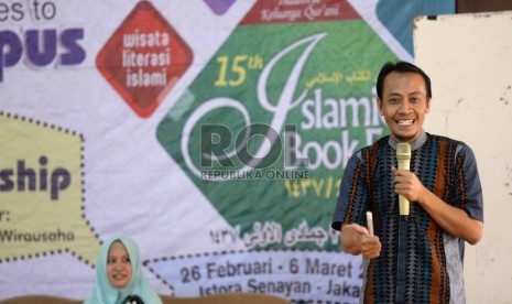 (dari kanan) CEO Properti Syariah Rosyid Azis bersama CEO Khanz Hijab Bogor Juwita Karo Karo menjadi pembicara dalam CEO Talk di Kamus Ibnu Khaldun, Bogor, Jawa Barat, Kamis (26/11).