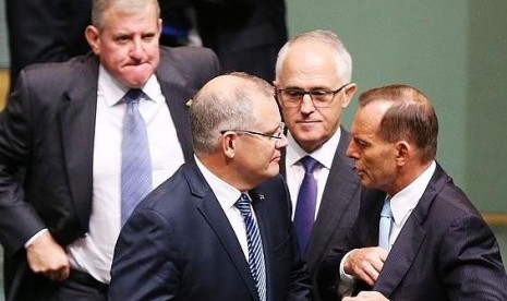 (Dari kanan) PM Tony Abbott, Menteri Komunikasi Malcolm Turnbull, dan Menteri Sosial Scott Morrison.