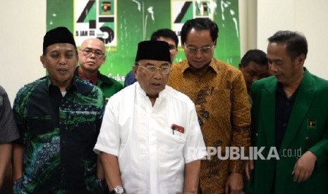 (dari kedua kiri) Politisi Senior PPP Tosari Widjaja bersama Ketum PPP Djan Faridz usai melaksanakan konferensi pers di Gedung PPP, Jakarta, Senin (22/2). 