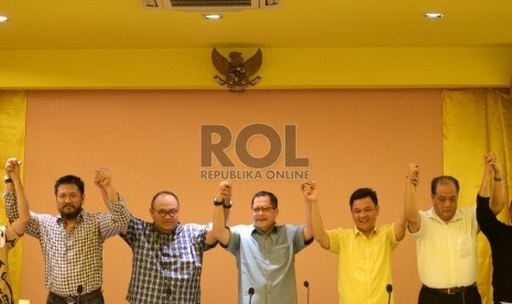 ( dari kedua kiri) Sekertaris Forum Silaturahmi DPD Partai Golkar Taufik Hidayat, Kordinator Forum Silaturahmi DPD Golkar Iskandar alamsyah, dan Ketua DPP Partai Golkar hasil Munas Ancol, Ace Hasan Syadzily menggelar konferensi pers di Kantor DPP Pusat Gol