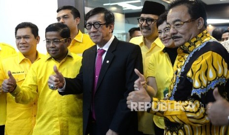 (dari kedua kiri) Sekjen Partai Golkar Idrus Marham dan MenkumHAM Yasonna Laoly serta fungsionaris Golkar usai menyerahkan daftar Pengurusan DPP Partai Golkar 2016-2019 di KemenkumHAM, Jakarta, Selasa (28/6). 