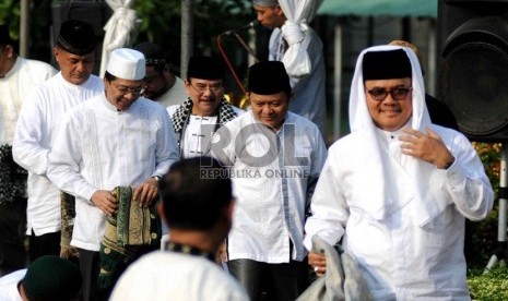  (dari kiri) Ahmad Fathanah, Zulkarnaen Djabar, Amran Batalipu, dan Rusli Zainal usai mengikuti Shalat Ied di LP Cipinang, Jakarta, Kamis (8/8). (Republika/Wihdan Hidayat)