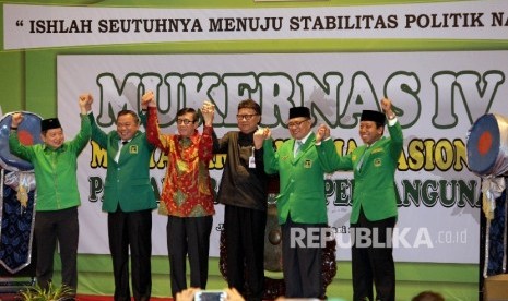 (Dari kiri) Anggota Dewan Pertimbangan Presiden yang juga Politikus Partai Persatuan Pembangunan (PPP) Suharso Monoarfa, Ketua Fraksi PPP Hasrul Azwar, Menteri Hukum dan HAM Yasonna Laoly,Menteri Dalam Negeri (Mendagri) Tjahjo Kumolo, Wakil Ketua Umum Part