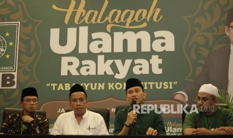 Anggota Dewan Syuro PKB (dari kiri) Maman Imanul Haq, Ketua DPRD Kab.Pasuruan Mujib Imron, Sekjen DPP PKB Abdul Kadir Kading, Ketua Tanfidziyah PCNU Bangil Najib Syafi'i memberikan keterangan pers usai pelaksanaan Halaqah Ulama Rakyat PKB di Jakarta, Selasa.