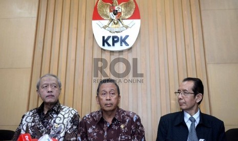  (dari kiri) Anggota III BPK Eddy Mulyadi Supardi, Anggota V BPK Moermahadi Soerja Djanegara, dan Wakil Ketua KPK Zulkarnain saat konferensi pers usai penyerahan berkas audit investigasi pengadaan lahan RS Sumber Waras oleh BPK ke KPK di Jakarta, Senin (7/