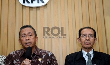 (dari kiri) Anggota V BPK Moermahadi Soerja Djanegara bersama Wakil Ketua KPK Zulkarnain saat konferensi pers usai penyerahan berkas audit investigasi pengadaan lahan RS Sumber Waras oleh BPK ke KPK di Jakarta, Senin (7/12). 