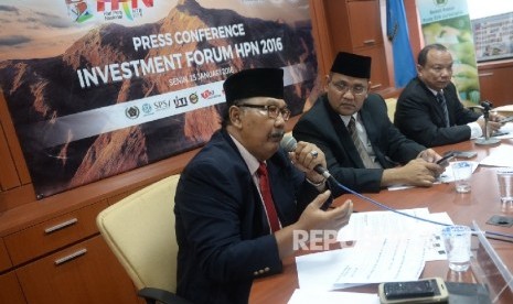  (dari kiri) Angota Bidang Media/ Tamu Asing HPN Bob Iskandar, Ketua Pelaksana HPN Teguh Santosa, dan Ketua Panitia Forum Investasi HPN Putut Prabantoro menggelar konferensi pers jelang Forum Ivestasi saat Hari Pers Nasional di Gedung Dewan Pers, Jakarta, 