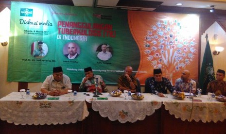 (dari kiri) Bendum PBNU Bina Suhendra, Ketum PBNU Said Aqil Siroj, Ketua FSTPI Arifin Panigoro, Sekjen PBNU Helmy Faishal, VP Johnson & Johnson Lakish Hatalkar dan Ketua LKNU Hisyam Said Budairi, di Gedung PBNU, Rabu (8/3).