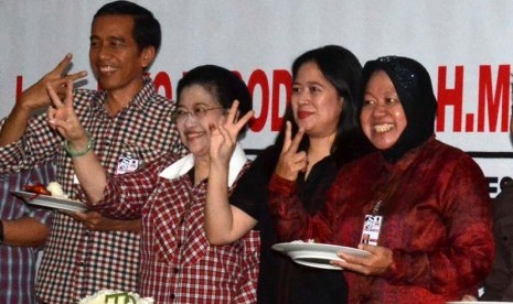 (dari kiri) Capres Joko Widodo, Ketua Umum DPP PDIP Megawati Soekarno Putri, Ketua Bapiu DPP PDIP Puan Maharani dan Fungsionaris PDIP Tri Risma Harini mengacungkan kedua jari usai Selametan Kampanye dan Rapat Koordinasi Nasional di Kantor DPP PDIP, Jakarta