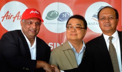 (dari kiri) CEO AirAsia Berhad, Tony Fernandes, Presiden Direktur Batavia Air, Yudiawan Tansari dan Presdir PT.Fersindo Nusaperkasa, Dharmadi berjabat tangan saat jumpa pers tentang akuisisi Air Asia terhadap Batavia Air di Jakarta, Kamis (26/7). 