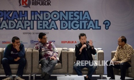   (dari kiri) CEO Amartha Finance Andi Taufan Garuda Putra, CEO Rumah Zakat Nur Efendi, Pakar Marketing Kafi Kurnia dan Moderator Urip Budiarto menjadi narasumber acara Rembuk Republik di Serpong, Tangerang Selatan, Kamis (30/3).