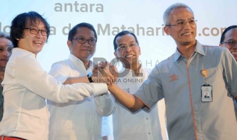 (dari kiri) CEO MatahariMall.com Hadi Wenas, Menteri Komunikasi dan Informatika Rudiantara, Chairman MatahariMall.com Emirsyah Satar serta Dirut PT. Pos Indonesia, Gilarsi WS berjabat tangan usai menandatangani kerja sama antara PT. Pos Indonesia dengan Ma