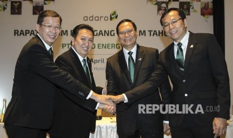 (Dari kiri) CFO PT Adaro Energy Tbk Lie Luckman, Presiden Direktur PT Adaro Energy Tbk Garibaldi Thohir, Presiden Direktur PT Adaro Power Mohammad Effendi, dan Komisaris Independen PT Adaro Energy Tbk Raden Pardede bertumpu tangan bersama seusai mengikuti Rapat Umum Pemegang Saham Tahunan (RUPST) di Jakarta, Selasa (30/4/2019).