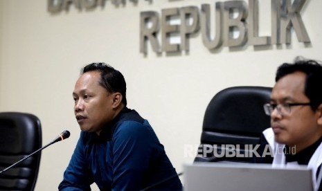 (dari kiri) Deputi Koorinator Nasional JPPR Sunanto bersama Koordinator Nasional JPPR Masykurudin Hafidz memaparkan hasil pemantauan dana kampanye Pilkada Serentak di Kantor Bawaslu, Jakarta, Rabu (20/1).