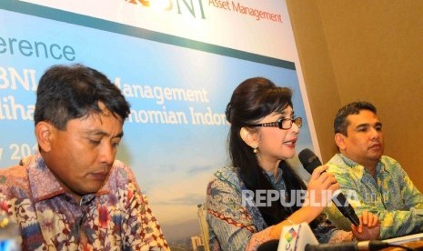 (dari kiri) Direktur Bisnis BNI Aset Management, Isbono Putra. Presiden Direktur BNI Asset Management, Reita Farianti serta Head of Investment Team BNI Aset Management, Hanif Mantiq memberikan keterangan kepada wartawan terkait strategi akselerasi kinerja 