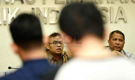 (dari kiri) Direktur Eksekutif IndoStrategi Andar Nubowo, dan Komisioner Bawaslu Nasrullah saat menghadiri diskusi di Media Center Bawaslu, Jakarta, Jumat (12/9).  (Republika/ Wihdan)