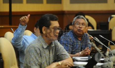 (dari kiri) Direktur Indonesian Resources Studies (IRESS), Marwan Batubara, Direktur Pengkajian Kebijakan dan Advokasi KPPU Taufik Ahmad, Pakar Energi UI Widodo Wahyu Purwanto, Sekjen Ikatan Sarjana Nahdlatul Ulama (ISNU) M Kholid Syeirazi berbicara dalam 