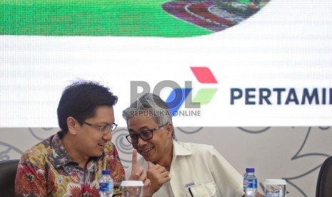 (dari kiri) Direktur Keuangan Pertamina Arif Budiman, Dirut Pertamina Dwi Soetjipto berbincang saat konferensi pers tentang kinerja Pertamina kuartal II di Kantor Pertamina, Jakarta, Selasa (5/8).