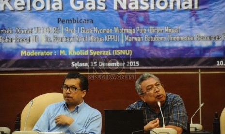 (dari kiri) Direktur Pengkajian Kebijakan dan Advokasi KPPU Taufik Ahmad, Pakar Energi UI Widodo Wahyu Purwanto berbicara dalam Seminar Nasional Tata Kelola Gas Nasional di Kompleks parlemen Senayan, Jakarta, Selasa (15/12). 