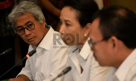   (dari kiri) Direktur Utama PT Pertamina (Persero) yang baru Dwi Soetjipto, menteri BUMN Rini Soemarno dan menteri ESDM Sudirman Said saat memberikan keterangan kepada pers di Kementerian BUMN, Jakarta, Jumat (28/11).   ( Republika/Prayogi)