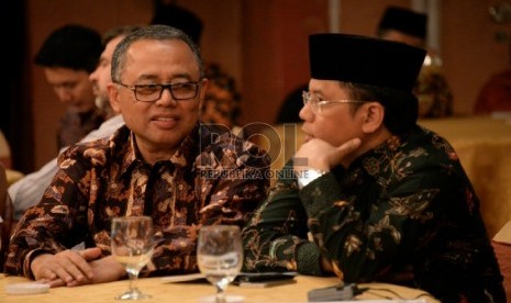 (dari kiri) Dirjen Pendidikan Islam Kamaruddin Amin dan Rektor UIN Syarief Hidayatullah Jakarta Dede Rosyada (Kiri) berbincang dalam acara peluncuran program dan website Pesantren Untuk Perdamaian di Jakarta, Selasa (30/6).