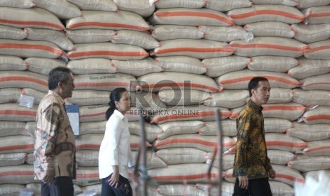  (dari kiri) Dirut Bulog Djarot Kusumayekti, Menteri BUMN Rini Soemarno, dan Presiden Joko Widodo melihat stok beras di Gudang Bulog Kelapa Gading, Jakarta, Jumat (2/10). (Republika/Wihdan)