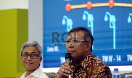 (dari kiri) Dirut Pertamina Dwi Soetjipto, Direktur Pemasaran Pertamina Ahmad Bambang berbicara saat konferensi pers tentang kinerja Pertamina kuartal II di Kantor Pertamina, Jakarta, Selasa (5/8).