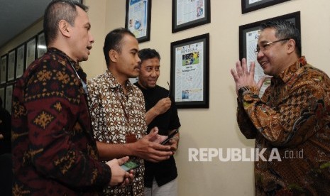 (dari kiri) Dirut Republika Media Mandiri Agoosh Yosran, Pemred Republika Irfan Junaidi , Menteri Desa, Pembangunan Daerah Tertinggal dan Transmigrasi (Mendes PDTT), Eko Putro Sandjojo berbincang usai silaturahim ke kantor Redaksi Harian Republika, Jakarta