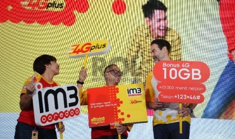 (dari kiri) Division Head Data Product Marketing Indosat Ooerdoo Fidesia Noor, Presdir & CEO Indosat Ooerdoo Alexander Rusli , Chief Marketing Officer Indosat Ooredoo Andreas Gregori berbincang saat memperkenalkan layanan internet 4G LTE di Jakarta, Senin 