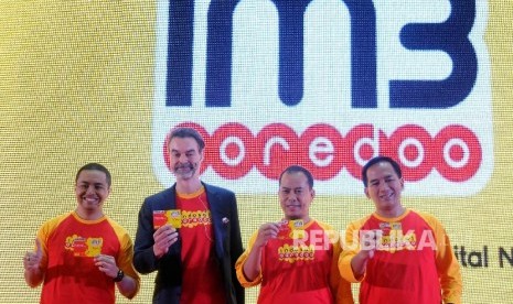 (dari kiri), Division Head Data Service, Sharif Mahfoedz. Chief Marketing Officer Indosat Ooredoo, Andreas Gregori. Head of Region Jabodetabek Indosat Ooredoo, Suwidyo serta Head of Sales Jakarta Area Indosat Ooredoo, Eric Danari menunjukan kartu paket fre