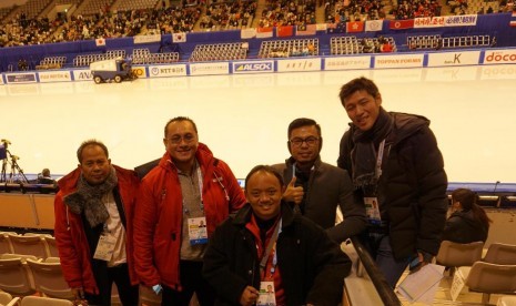 (dari kiri) Dua anggota Komite Olimpiade Indonesia (KOI), Raja Parlindungan Pane dan Harry Warganegara, berserta pengurus FHEI saat menyaksikan perlombaan short track speed skating di Makomanai Indoor Skating Rink di Sapporo, Jepang, Rabu (22/2).