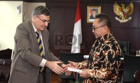 (dari kiri) Duta Besar Kanada untuk Indonesia Donald Bobaish bertemu dengan Ketua MPR Zulkifli Hasan di Komplek Parlemen Senayan, Jakarta, Senin (7/9).  (Republika/Wihdan)