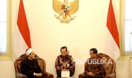  (dari kiri) Grand Syekh Al Azhar Prof. Dr. Syekh Ahmad Muhammad Ahmad Ath-Thayyeb bersama Presiden RI Joko Widodo saat pertemuan tertutup di Istana Merdeka, Jakarta, Senin (22/2). 