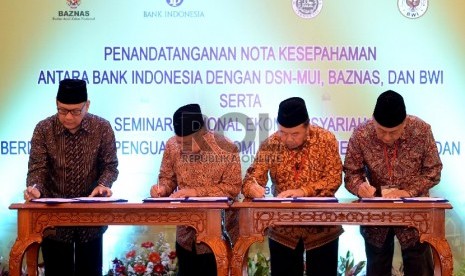 (dari Kiri) Gubernur BI Agus Martowardojo, Ketua Dewan Syariah Nasional MUI Ma'ruf Amin, Ketua Umum Baznas Didin Hafidhuddin dan Ketua Umum Badan Wakaf Indonesia  Maftuh Basyuni saat penandatanganan nota kesepahaman antara BI, DSN-MUI, Baznas dan BWI tenta