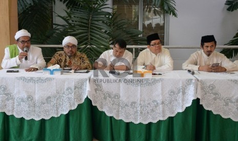 (dari kiri) Habib Muhsin Alatas Sekretaris Majelis Syura DPP FPI,Perwakilan PBNU Shohibul Faroji Azmatkhan, Moderator Masyur Icardi, Perwakilan PP. Muhammadiyah Amirsyah Tambunan dan Ketua Wahdah Islamiyyah M. Zaitun Rasmin menjadi raeasumber dalam diskusi