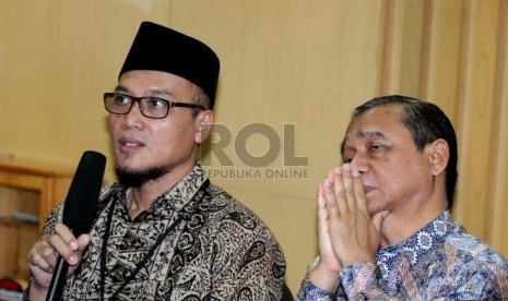 Inspektur Jenderal Kementerian Agama Muhammad Yasin (kiri) bersama Wakil Ketua Komisi Pemberantasan Korupsi (KPK) Busyro Muqoddas saat memberikan keterangan pers terkait gratifikasi penghulu di Gedung KPK, Jakarta, Rabu (18/12).    (Republika/ Wihda