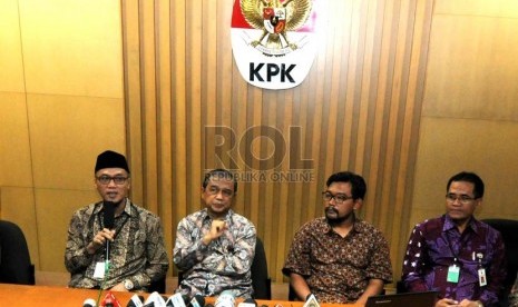   (dari kiri) Inspektur Jendral Kemenag M Yasin, Wakil Ketua Komisi Pemberantasan Korupsi (KPK) Busyro Muqoddas, dan Direktur Gratifikasi KPK Giri Supradiono saat memberikan keterangan pers terkait gratifikasi penghulu di Gedung KPK, Jakarta, Rabu (18/12).