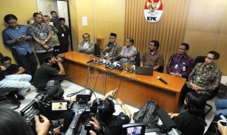   (dari kiri) Inspektur Jendral Kemenag M Yasin, Wakil Ketua Komisi Pemberantasan Korupsi (KPK) Busyro Muqoddas, dan Direktur Gratifikasi KPK Giri Supradiono saat memberikan keterangan pers terkait gratifikasi penghulu di Gedung KPK, Jakarta, Rabu (18/12).