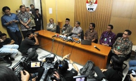   (dari kiri) Inspektur Jendral Kemenag M Yasin, Wakil Ketua Komisi Pemberantasan Korupsi (KPK) Busyro Muqoddas, dan Direktur Gratifikasi KPK Giri Supradiono saat memberikan keterangan pers terkait gratifikasi penghulu di Gedung KPK, Jakarta beberapa waktu