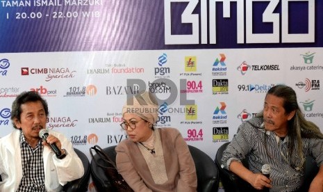 (dari kiri) Jaka Bimbo, Iin Parlina, dan Acil Bimbo menghadiri konferensi pers Konser Indonesia Menyanyi Bimbo di Jakarta, Jumat (11/12).  (Republika/Wihdan)