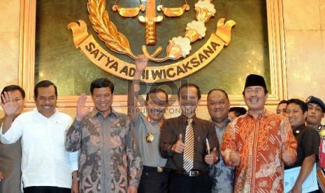 (dari kiri) Jaksa Agung HM Prasetyo, Menko Polhukam Tedjo Edhy Purdijatno, Kapolri Jenderal Pol Badrodin Haiti, Komisioner Komnas HAM Nurkholis, Kepala BIN Marciano Norman dan mantan Ketua MK, Jimly Asshiddiqie usai pertemuan tertutup di Kejaksaan Agung Ja