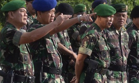 (dari kiri) Jenderal TNI Budiman, Marsekal TNI IB Putu Dunia, Letjen TNI Munir dan Letjen TNI Gatot Nurmantyo saat menghadiri apel siaga pengamanan Pilpres 2014 di Mabes AD, Jakarta Pusat, Selasa (22/7). 