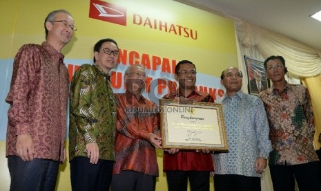 (dari kiri) Jun Karube, Prijono Sugiarto, Koichi Ina, Menperin Saleh Husin, Sudirman MR dan Tsuneo Itagaki berbincang dalam acara Seremoni pencapaian produksi 4 juta unit Daihatsu di Jakarta, Kamis (7/5). (Republika/Prayogi)