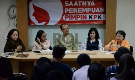 (dari kiri) Juru Bicara Pansel KPK Betti Alisjahbana, Moderator Almas Sjafrina, Koordinator Bidang Hukum ICW Emerson Yuntho, Ketua Umum PSI Grace Natalie dan Akademisi Ani Soetjipto menjadi narasumber dalam diskusi di Jakarta, Sabtu (20/6).(Republika/Prayo