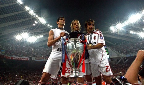 (dari kiri) Kaka, Massimo Ambrosini, dan Andrea Pirlo usai mengantarkan AC Milan menjuarai Liga Champions di Stadion Olimpiade Athena, 23 Mei 2007. 